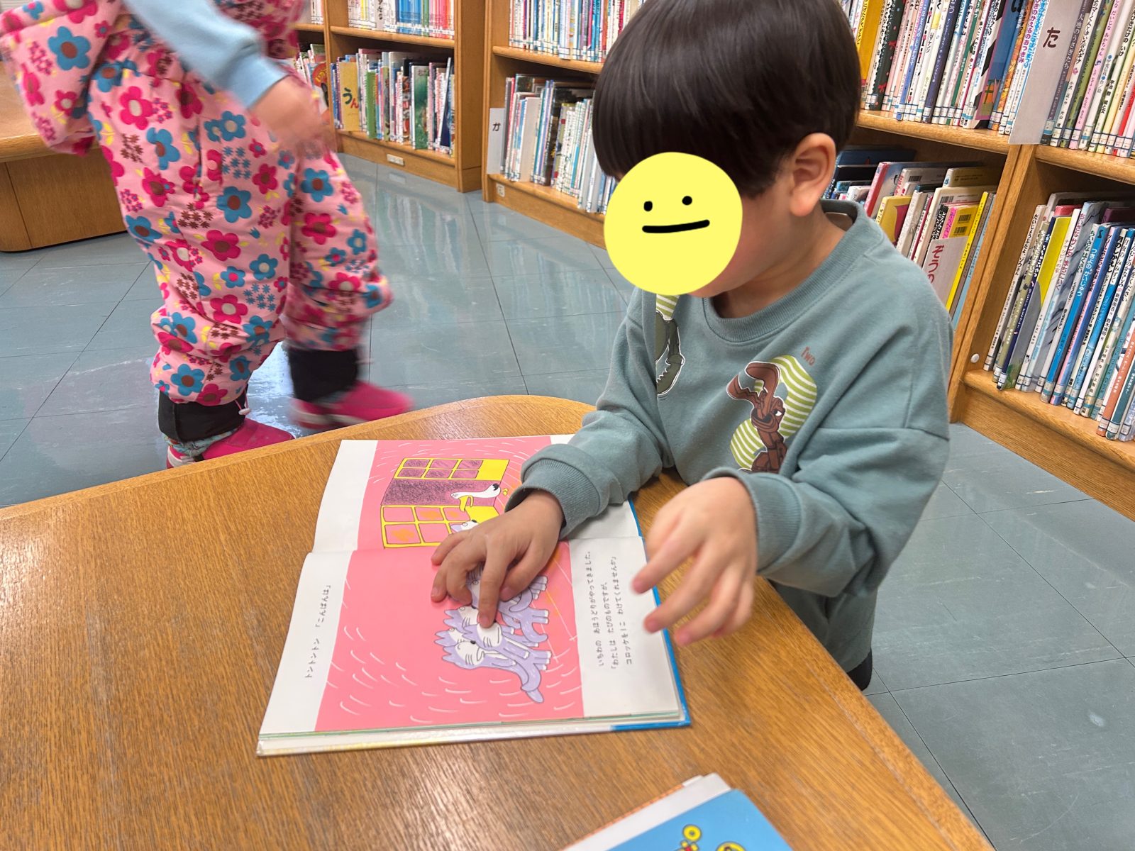不思議な砂遊び&図書館へレッツゴー